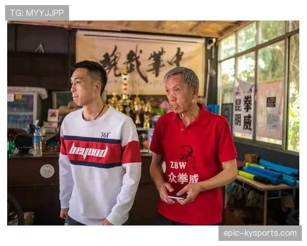 徐灿训练完直接拎着两袋蛋白粉去夜市吃烧烤? 徐灿训练完直接拎着两袋蛋白粉去夜市吃烧烤?